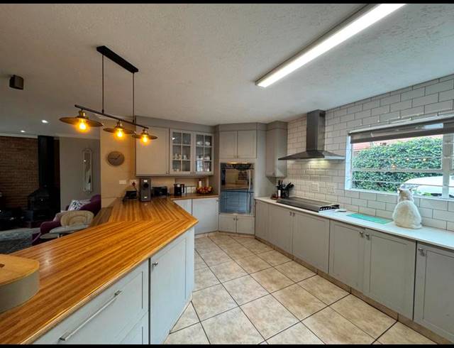 7 BEDROOM HOUSE FOR SALE IN ZWARTKOP